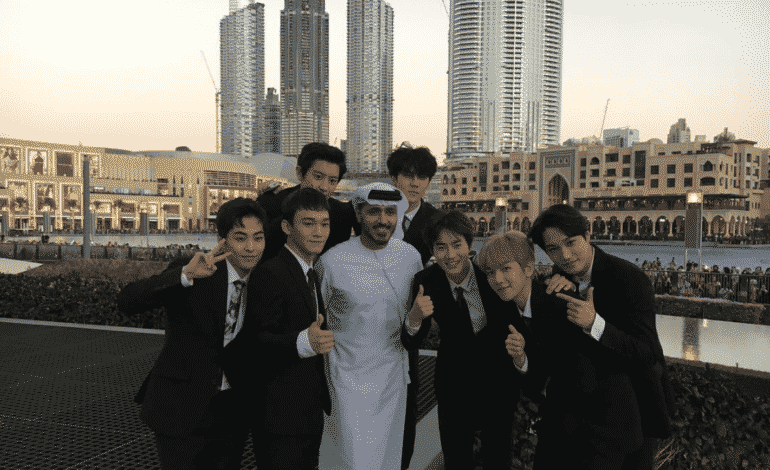 EXO visita la Fuente de Dubái