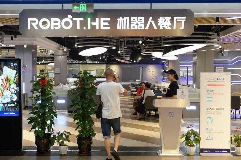 ROBOT.HE:  restaurante futurista atendido por robots  en China