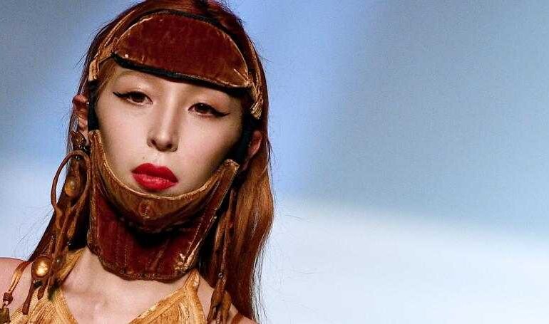 La modelo mexico-japonesa que abrió el último desfile de Jean Paul Gaultier