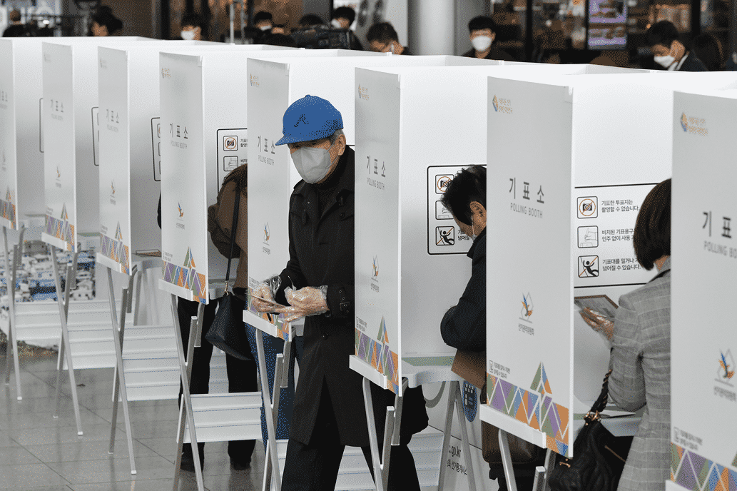 Corea del Sur realizó elecciones legislativas con medidas ante COVID-19