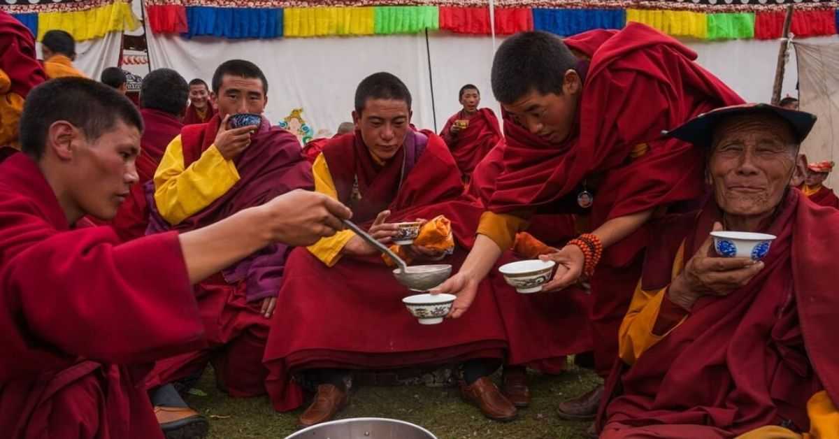 tibetans drinking butter tea tibetanos tomando te de mantequilla