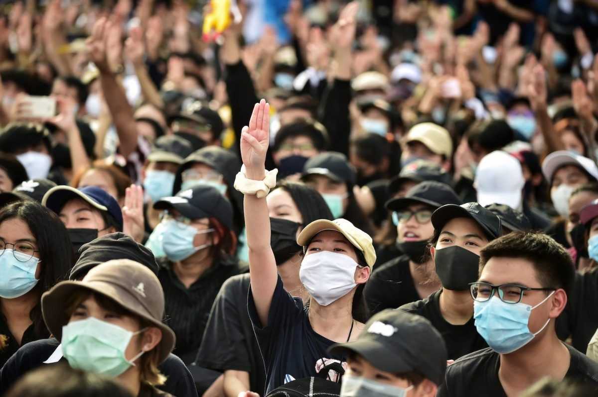 El símbolo de protesta de “Los juegos del hambre”, una realidad en Tailandia