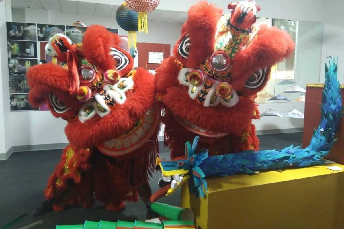Xinkuan Shi te acerca a la danza del león chino en su 3er aniversario