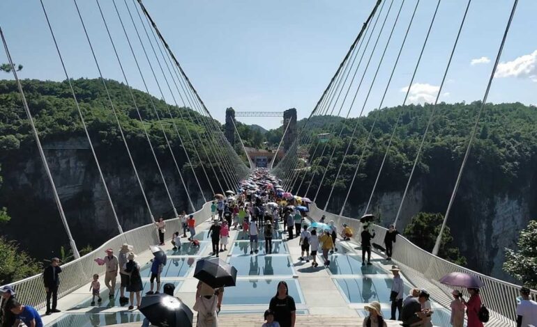 Conoce el puente de cristal de Zhangjiajie, el más alto y largo del mundo