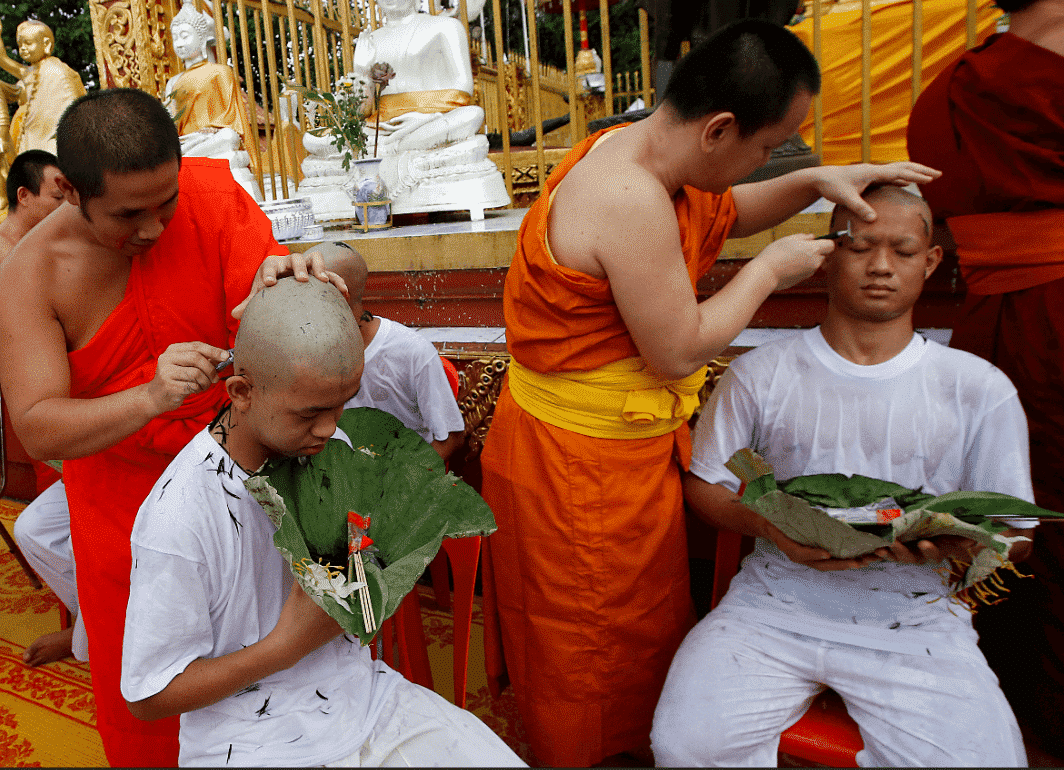 los jovenes se ordenan monjes tailandeses para trascender a la edad adulta 