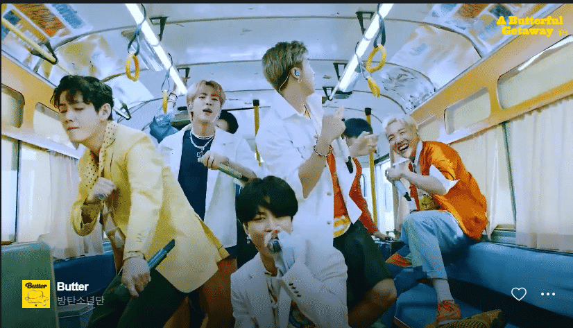 BTS en "A Butterful Getaway", cantando en un autobús