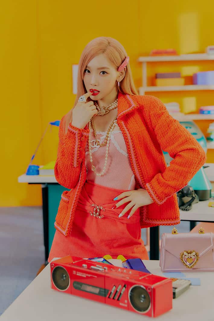 idol de kpop outfit naranja