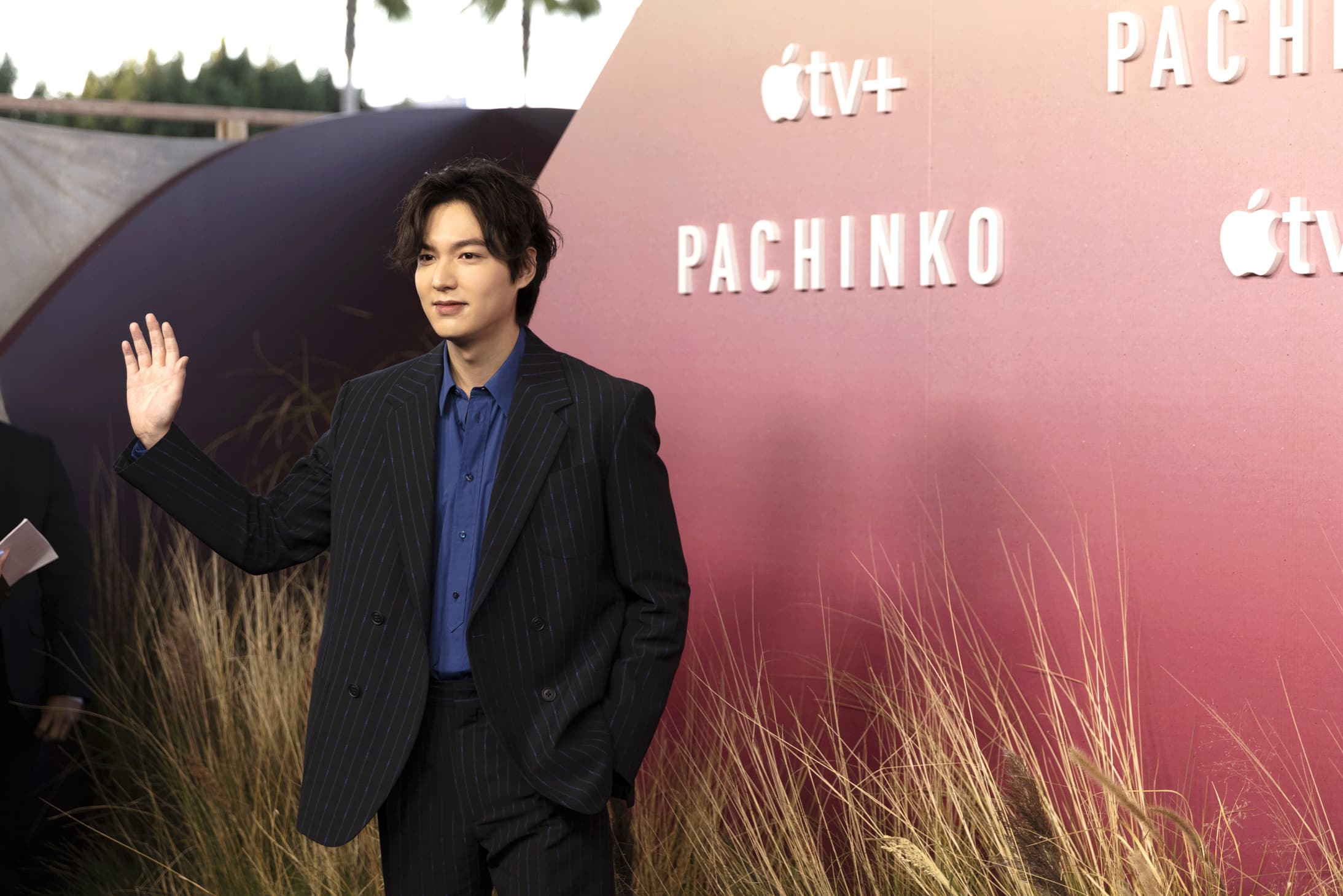 Lee Min Ho impacta en la premiere de Pachinko
