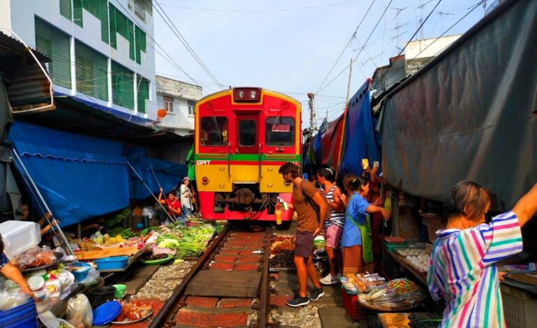 Maeklong: el mercado sobre las vías del tren en Tailandia que debes conocer
