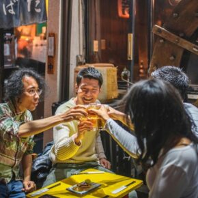 Japón quiere que los jóvenes tomen más alcohol: Esta es la razón