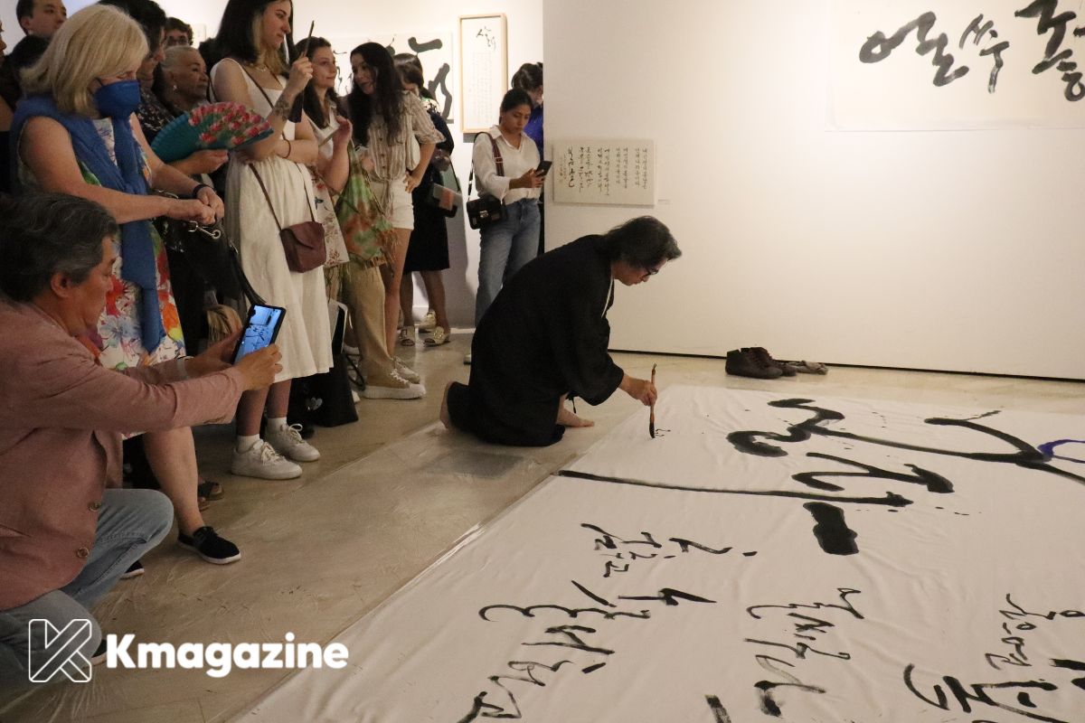 Entrevista Kang Byung In nos enseña las bases del hangeul como arte 