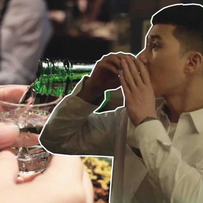 ¿Por qué los coreanos se tapan la boca al beber soju?