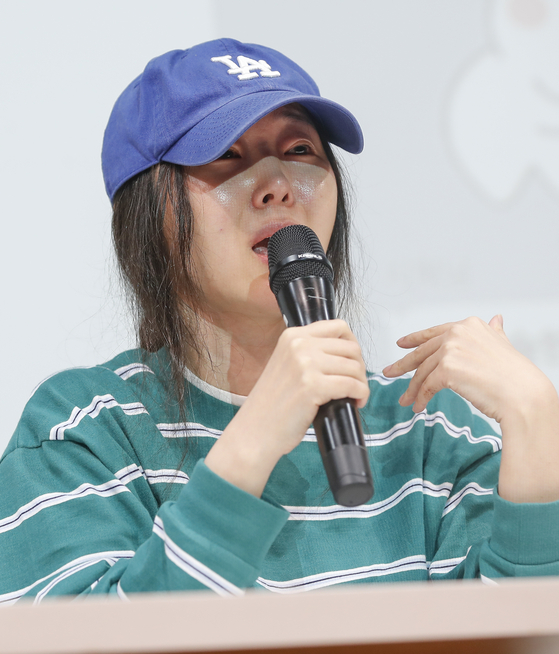 Min Hee-jin, directora ejecutiva de ADOR, llora mientras habla durante una conferencia de prensa celebrada el jueves en el sur de Seúl. [NEWS1]