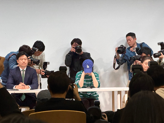 Los foto periodistas toman fotografías en primer plano de la directora ejecutiva de ADOR, Min Hee-jin, mientras se sienta para su conferencia de prensa el jueves en el sur de Seúl. [CHO YONG-JUN]