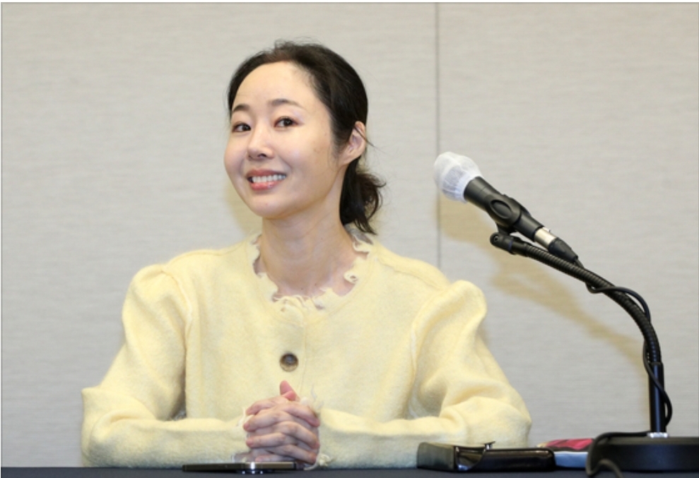 Min Hee-Jin sonríe en la conferencia de prensa del viernes